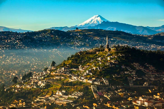 Panecillo y Cotopaxi, Ecuador